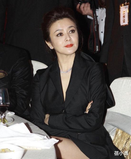 蓓小西 关之琳不愧是“冻龄女神”，穿白色薄纱短裙亮相，59岁丝毫不显老