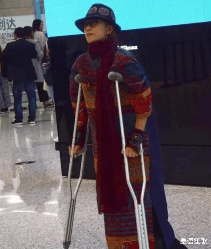 杨丽萍|62岁杨丽萍已无仙气！常年吃花瓣只为驻颜，如今衰老拄拐出行