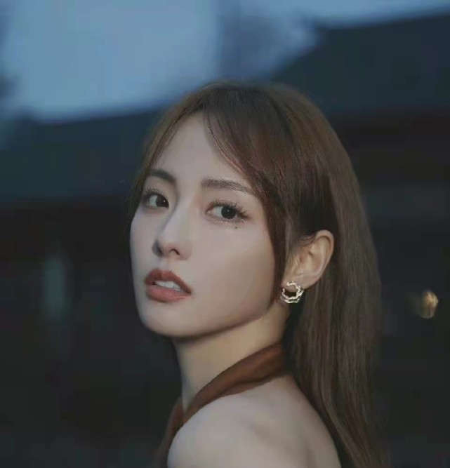 张嘉倪|张嘉倪好拼，前脚在寒风冷水里拍照，后脚就到医院做肩颈针灸，看着好疼