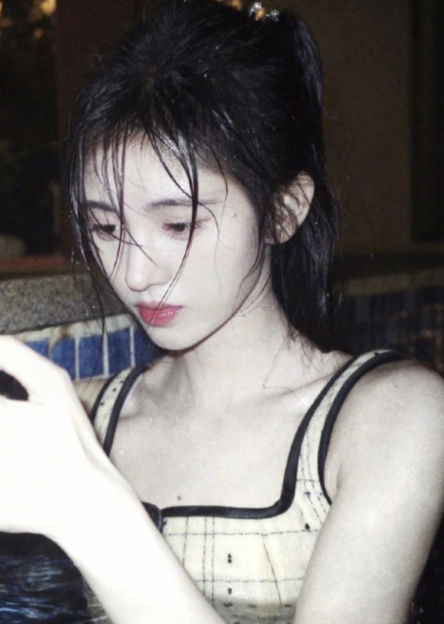 鞠婧祎|鞠婧祎晒湿发氛围照，如出水芙蓉戏鸳鸯，好一副撩人姿态