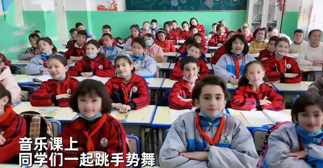 迪丽热巴|新疆支教老师拍下学生日常，均是高颜值，网友调侃：满屋迪丽热巴