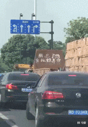 西装 “我都穿成这样去相亲了，男生就带我吃这个，是不是太小气了？”