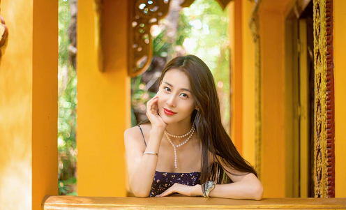 何有强|没想到，贾青这么漂亮！穿碎花吊带连衣裙青春洋气，秒变初恋女友