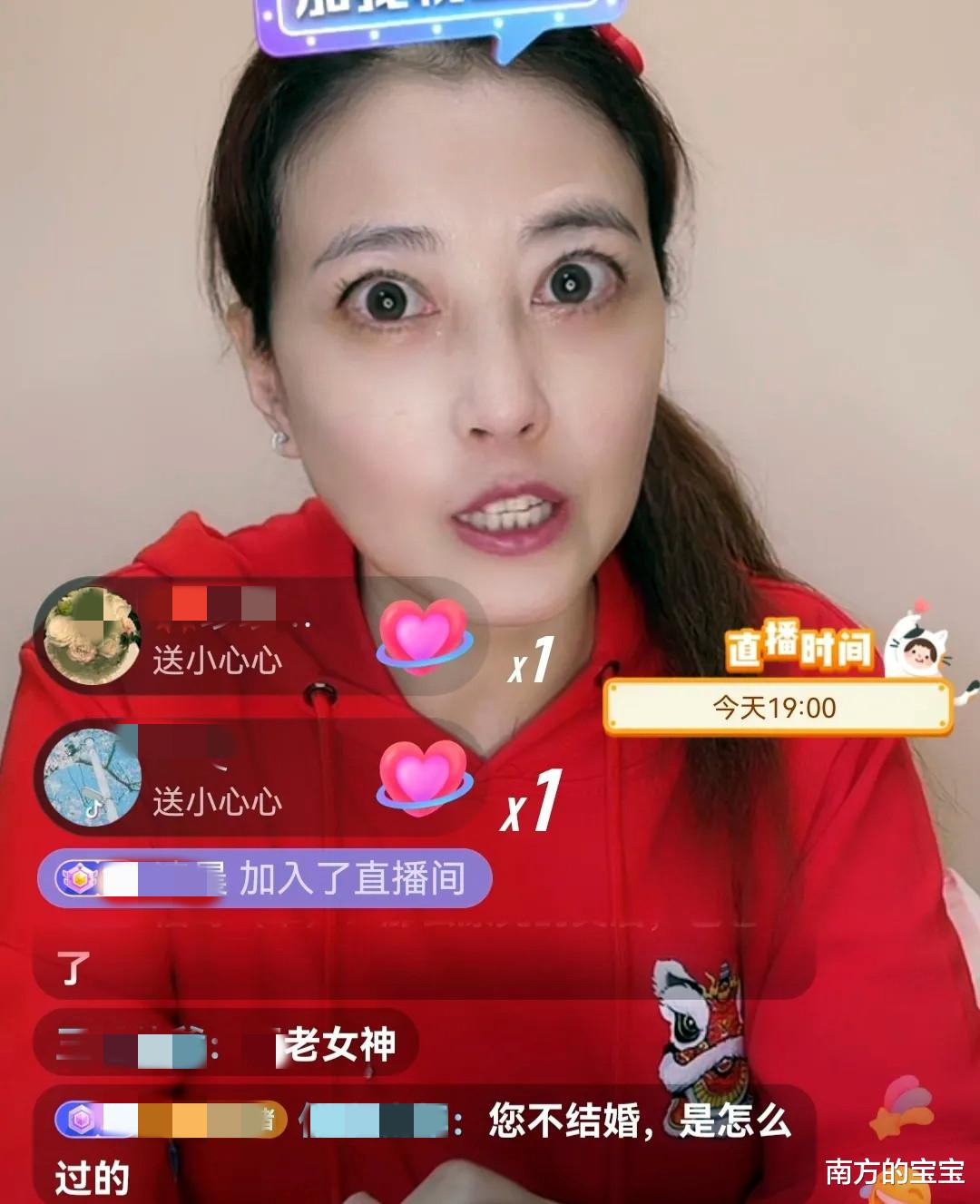 周海媚|55岁周海媚直播被催婚，网友：“女神老了，太可怕了”