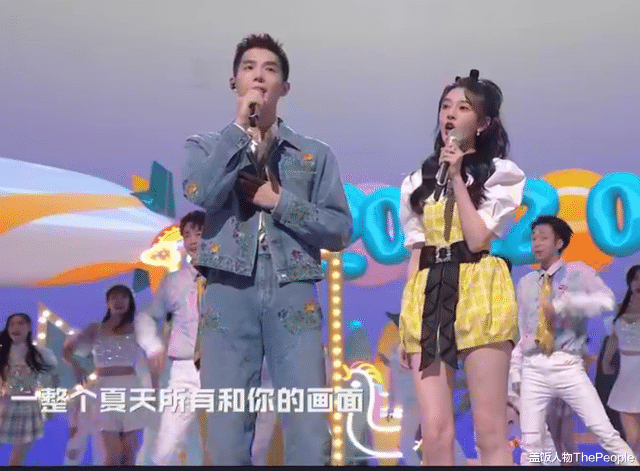 跨年|“南北”双台跨年:唐嫣美艳、王鸥抢镜,杨幂眼妆像“发光眼屎”