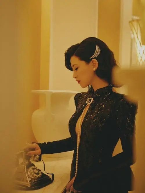 朱珠|“女神”朱珠提名华鼎奖，产后依然风情万种，复古造型再现蓝心洁