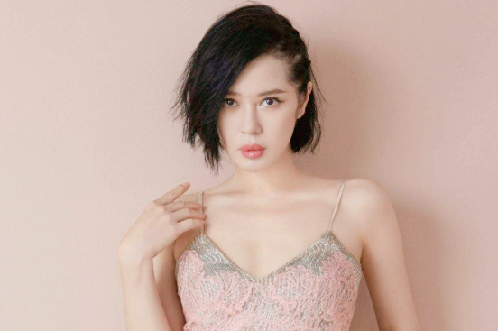 余男|她的国际地位不输章子怡，从不接广告和综艺，如今44岁仍然单身