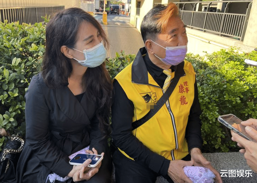 |丧妻3年！68岁老戏骨康龙宣布恋情，携小23岁女友参加好友告别式