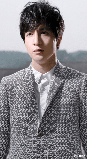 薛之谦|有种“整容”叫出道前！杨紫肖战不算啥，看到薛之谦：换头了？