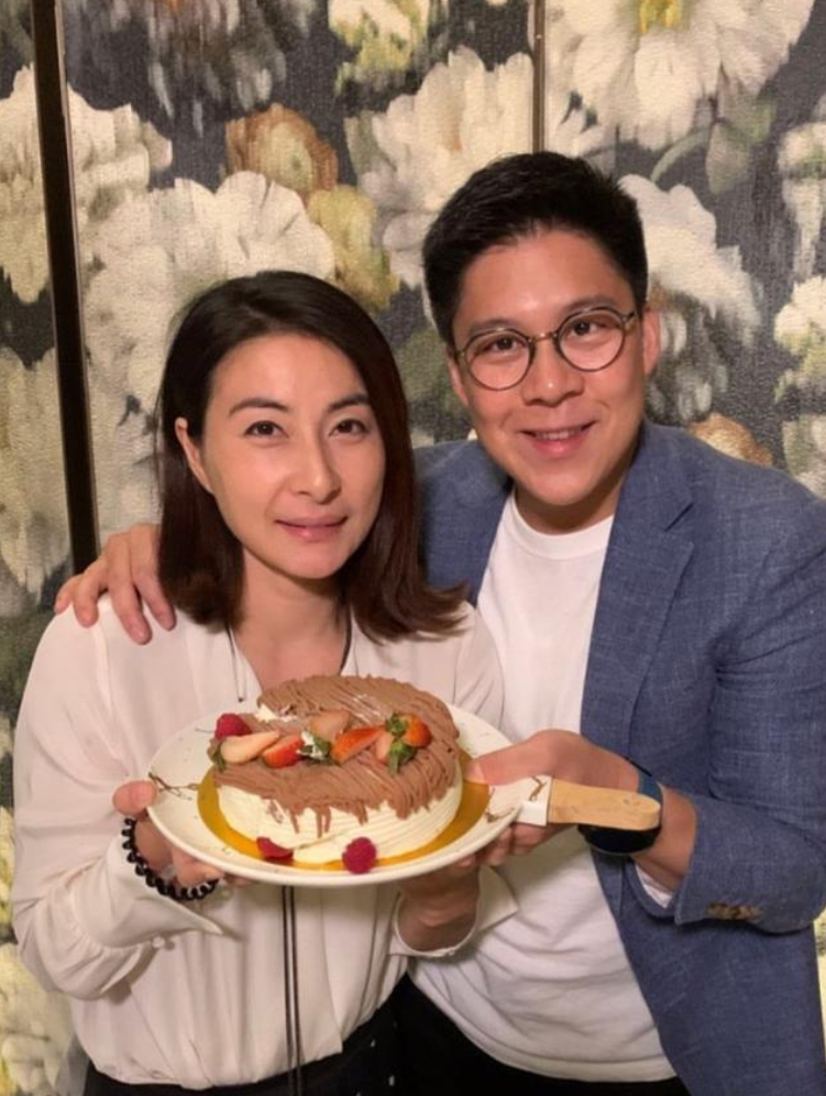 郭晶晶|郭晶晶开始中年发福，穿旧皮衣胖了一圈，合照站角落看不出阔太范