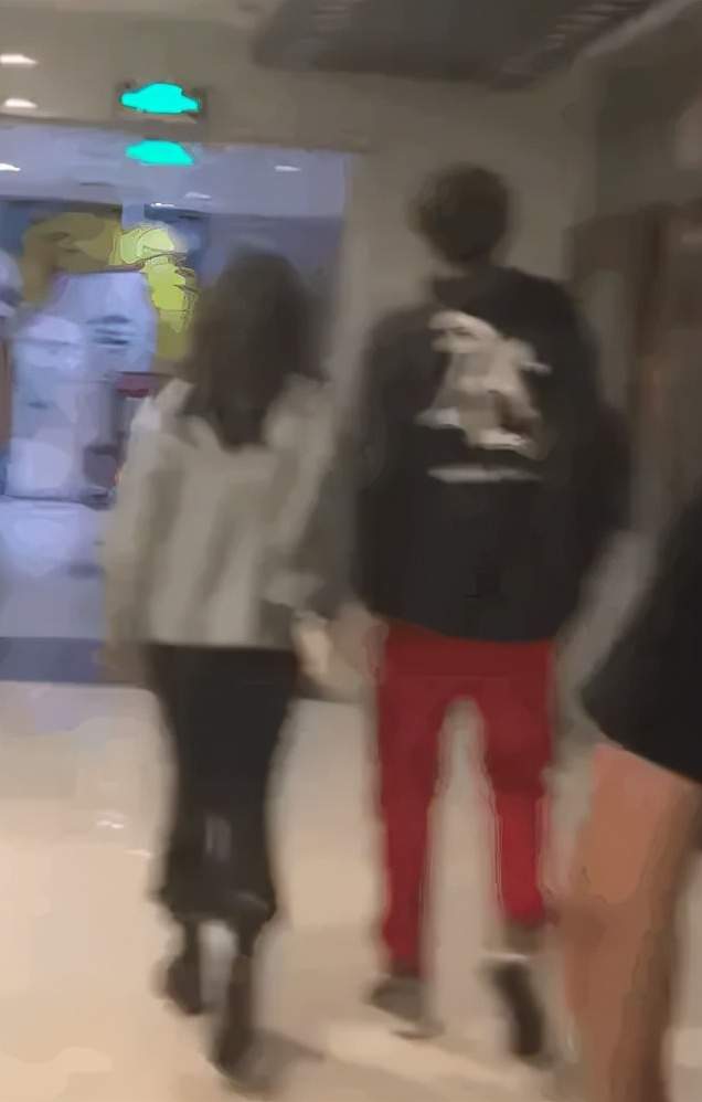 邓超元|24岁邓超元片场拍亲密戏！单手脱衣气氛暧昧，一旁导演耐心指导