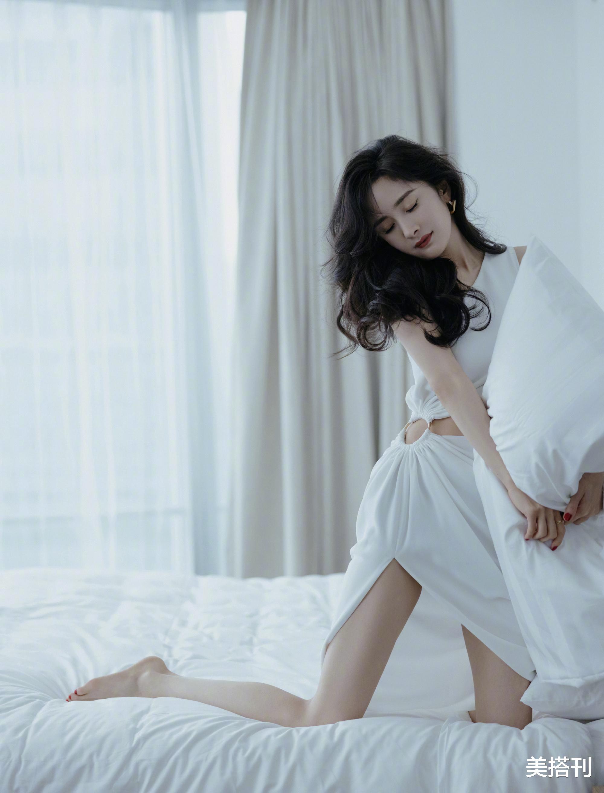 |杨幂又美出新高度！小白裙配同色头纱复古大胆，网友：纯欲鼻祖