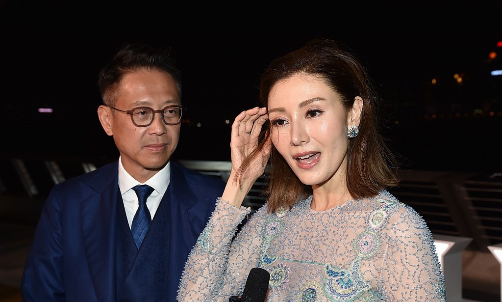 李嘉欣|李嘉欣保养得真好，穿刺绣裙精致又时髦，和大8岁老公同框似父女