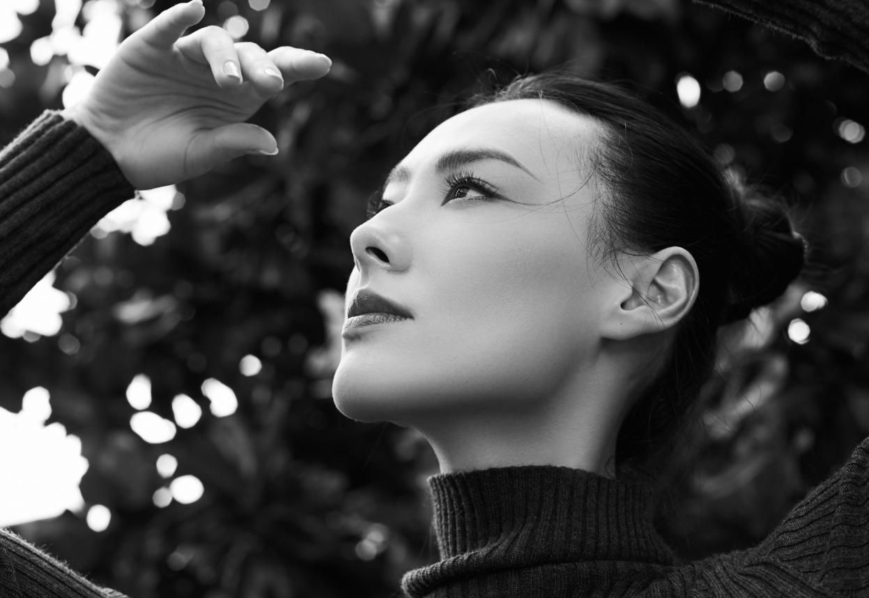 时尚圈的奇葩大喵 “豪门弃妇”的生活能有多快乐？梁洛施素颜出镜也不怕，美丽依旧