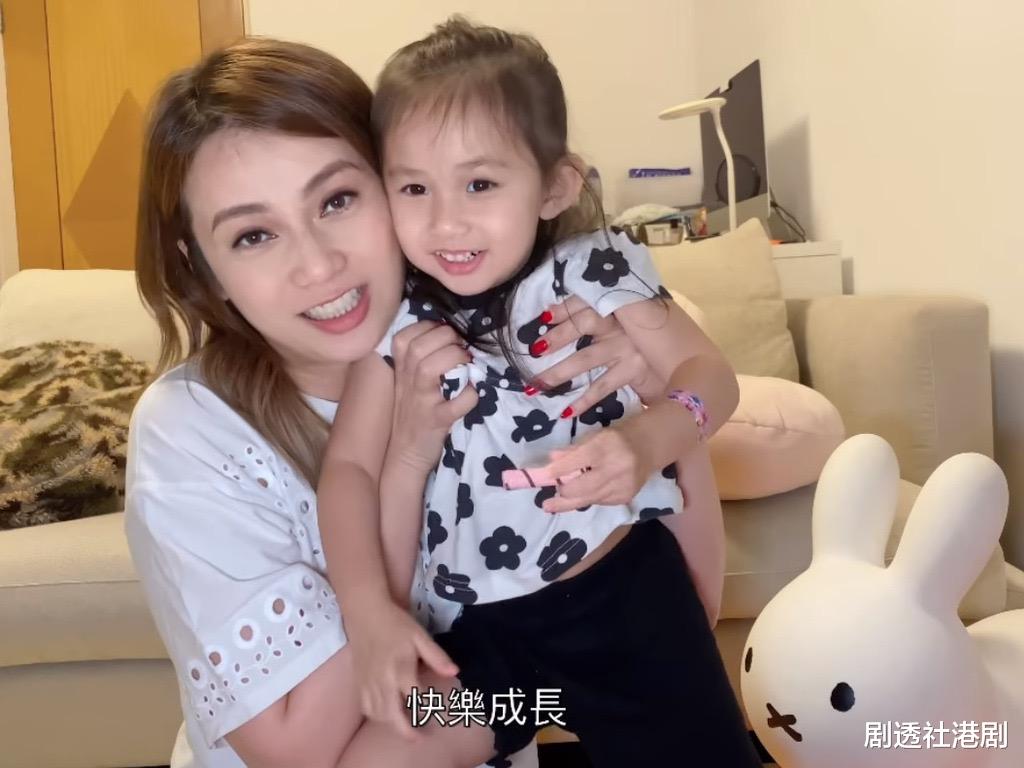 吴日言|两岁女儿做眼疮手术全身麻醉，37岁香港女歌手直言心疼，忍不住哭