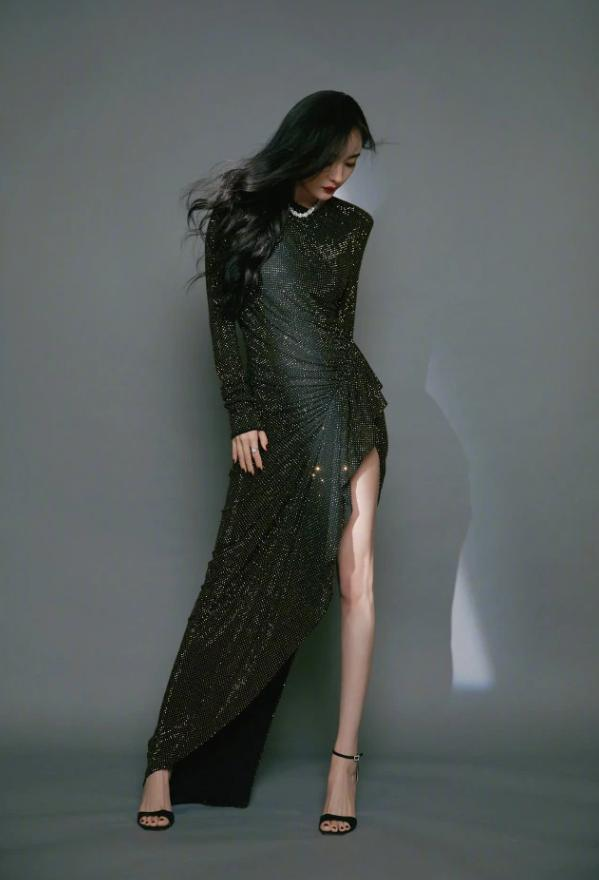 杨幂|杨幂晒照因争议上热搜，曾被王思聪评论最想娶的女人，过得还好吗？