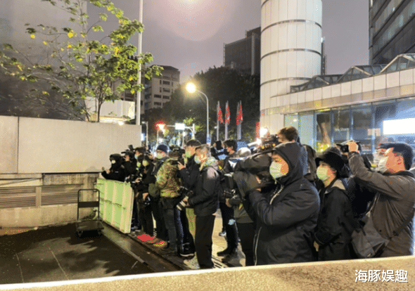 王力宏|王力宏隔离期满不回家，贴心为蹲守台媒送上热饮，感谢不离不弃