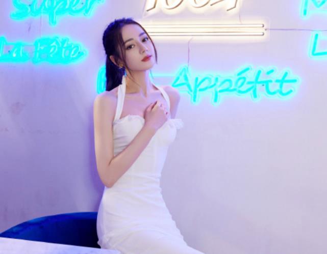 迪丽热巴|可真服了迪丽热巴！穿“肚兜裙”露面，走路都需用手捂
