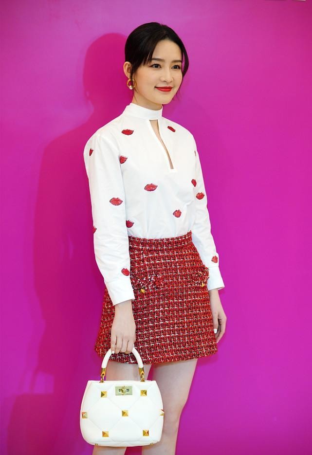 李沁|李沁的脸是不是变圆了，穿上红色的服装，气质都这么的可爱