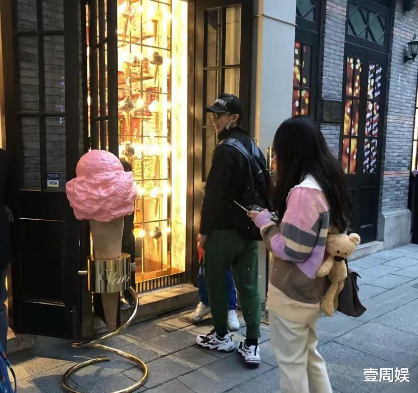 梁安琪|偶遇吴尊一家出门逛街，女儿长高了不少，媳妇身材太亮眼了！