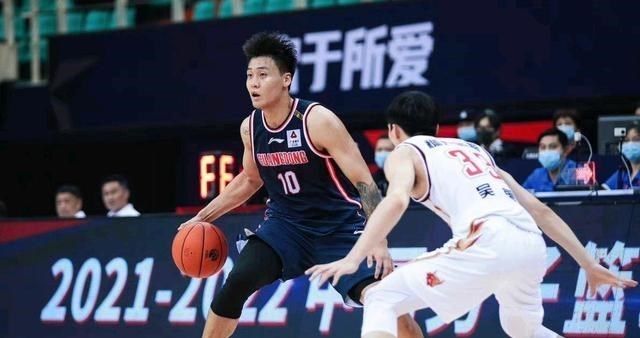 嘟小薯 广东当家球星被罚5万！当面辱骂裁判禁赛一场，球迷：风格太像杜锋