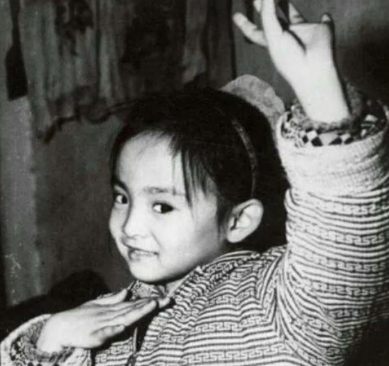 周迅|杨丽萍妈妈现身街头!近90岁身体佝偻脚步发抖,被姐妹俩小心搀扶