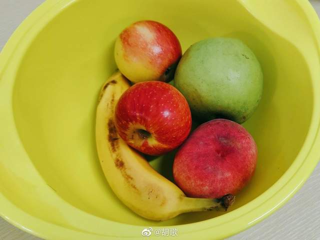 胡歌|胡歌又上线自黑了！晒出独特自拍，网友：清奇角度再创新高