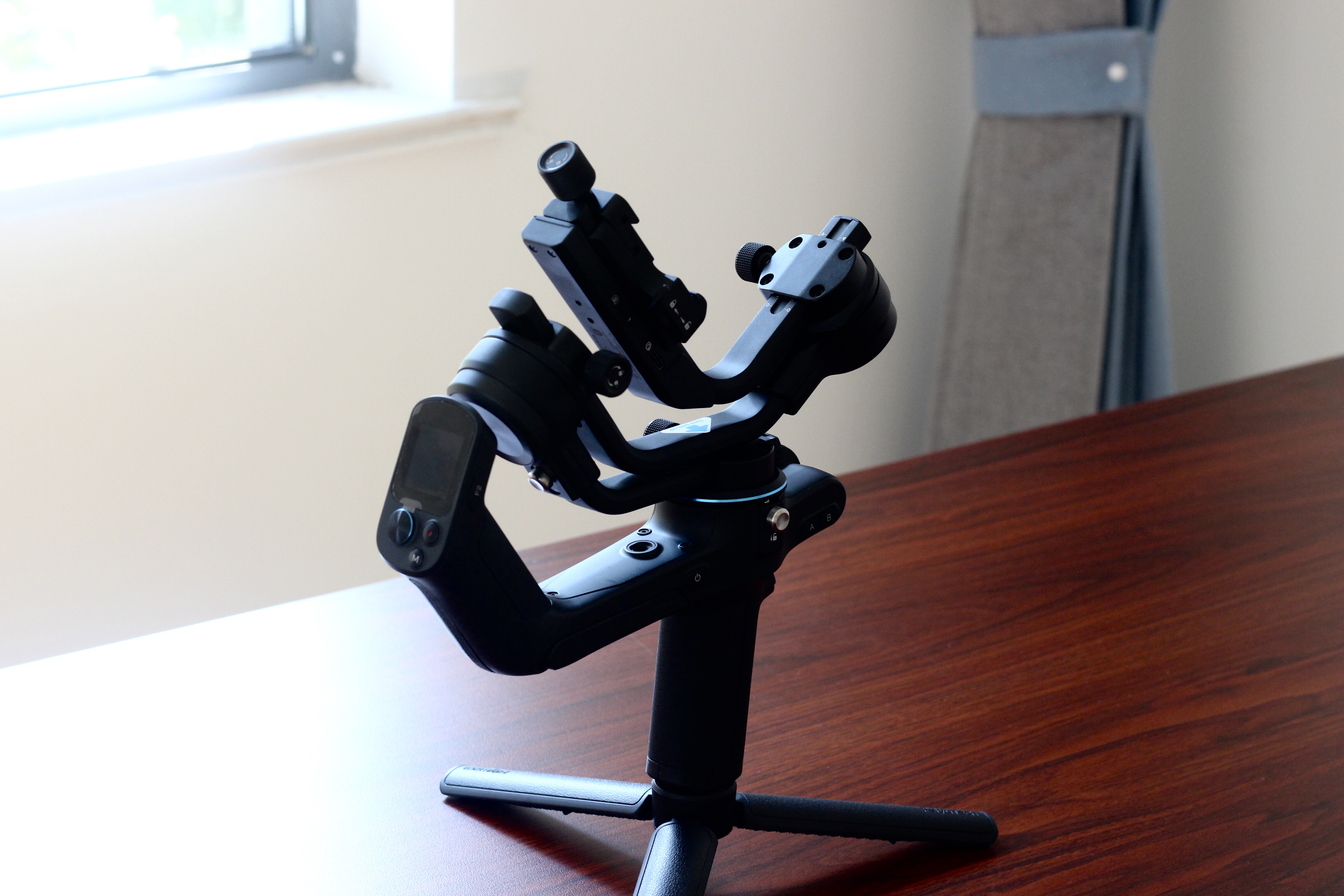  飞宇蝎子三轴相机手持稳定器体验：这是一款身怀绝技的稳定器