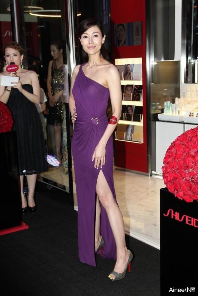 李嘉欣|李嘉欣对得起“港姐”称号,50多岁皮肤紧实,紫色礼服也能驾驭