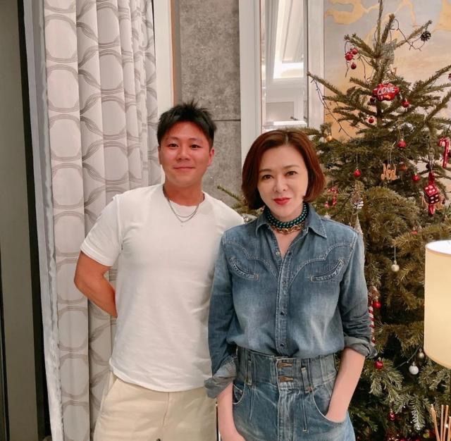 牛仔 关之琳越穿越年轻,牛仔衣里挂大金链子,配酒红色短发又美又飒