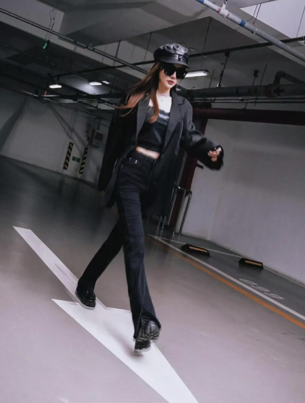 潮帮先生|李小璐无戏可拍不消停，把车库当秀场走起台步，穿一身黑还挺有范