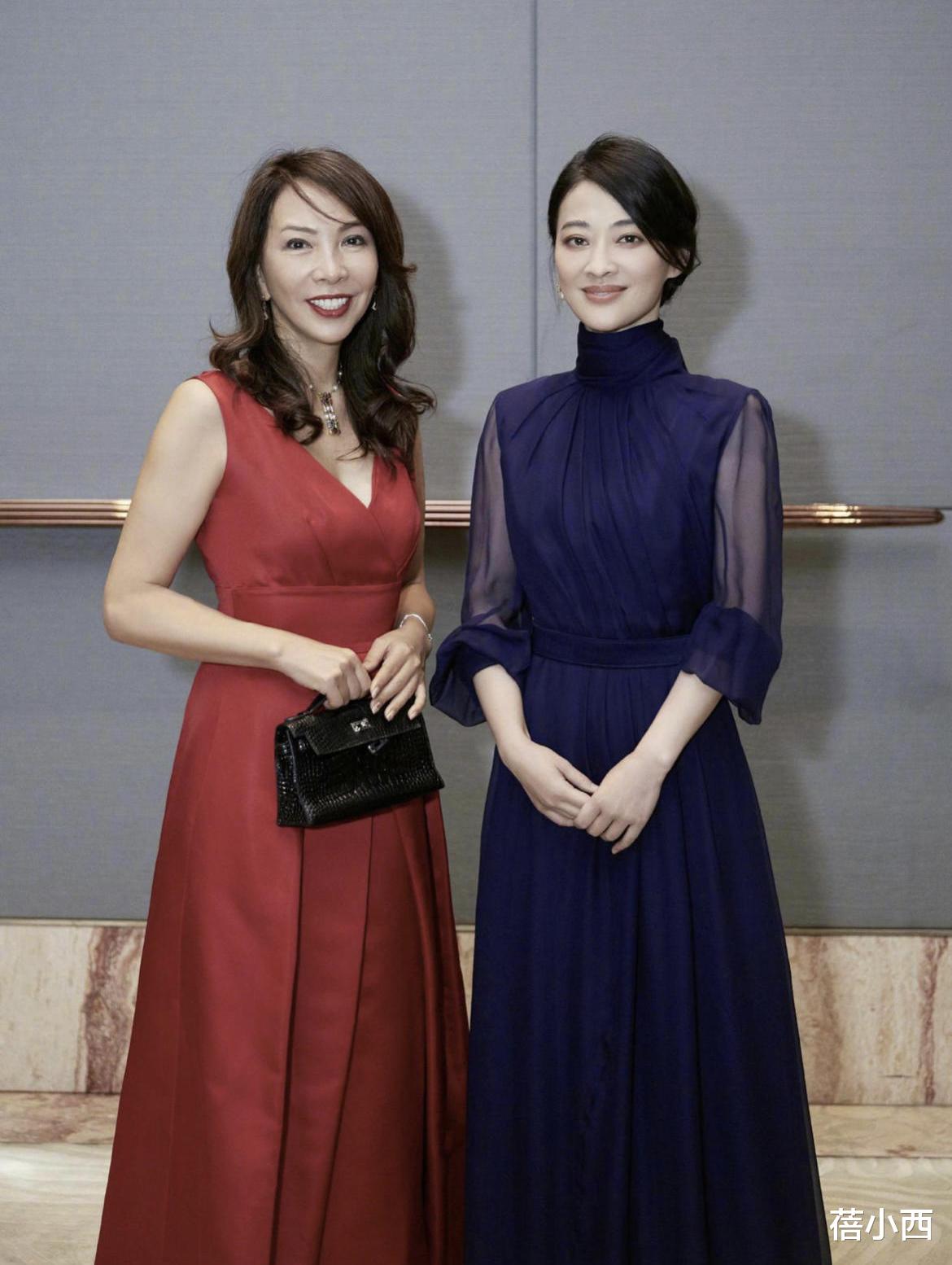 蓓小西|梅婷与老公走机场,穿宽松黑裙子配渔夫帽,简约低调却蛮有高级感