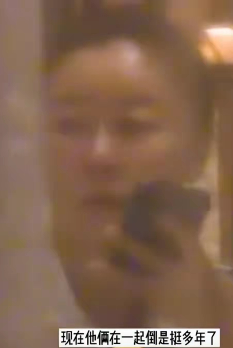 马思纯|柯蓝和爱人现身餐厅被拍到，不戴口罩很低调，老夫老妻很恩爱