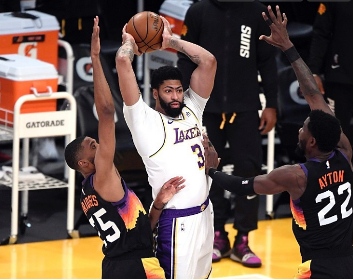 湖人队|官宣，热火全明星赛季报销！卫冕冠军也遭打击：打火箭，詹眉缺席