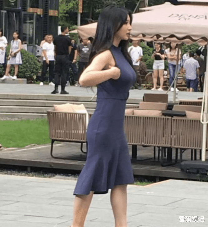 柳岩|有种“微胖”叫柳岩，现身街头路边男子表情亮了，41岁依旧迷人