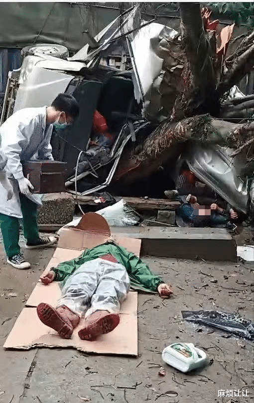 麻烦让让 突发：货车与小型面包车路口发生事故