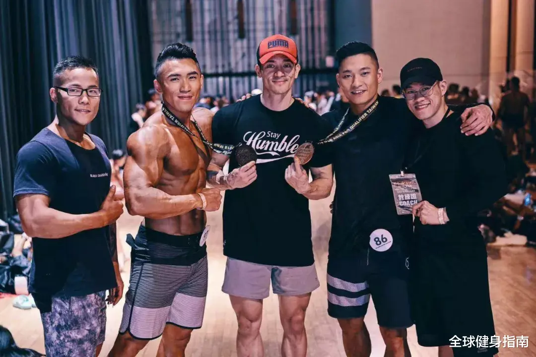 小S|撞脸郭富城！被小S狂摸胸！这么性感的身材，你告诉我是50岁？