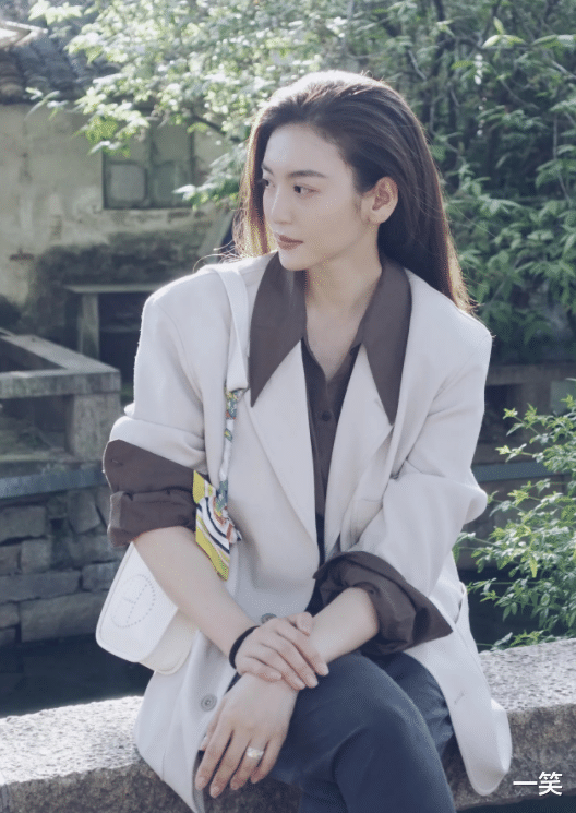 尤靖茹|女演员尤靖茹晒结婚照宣布结婚，与老公甜蜜同框，幸福满满