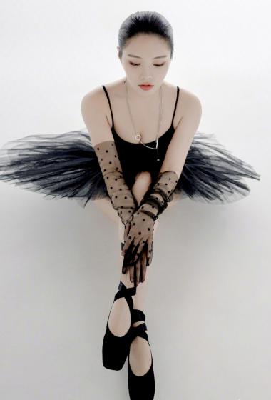 徐冬冬|徐冬冬化身黑天鹅，婀娜曲线尽显雪肌迷人，网友：这身材让人羡慕