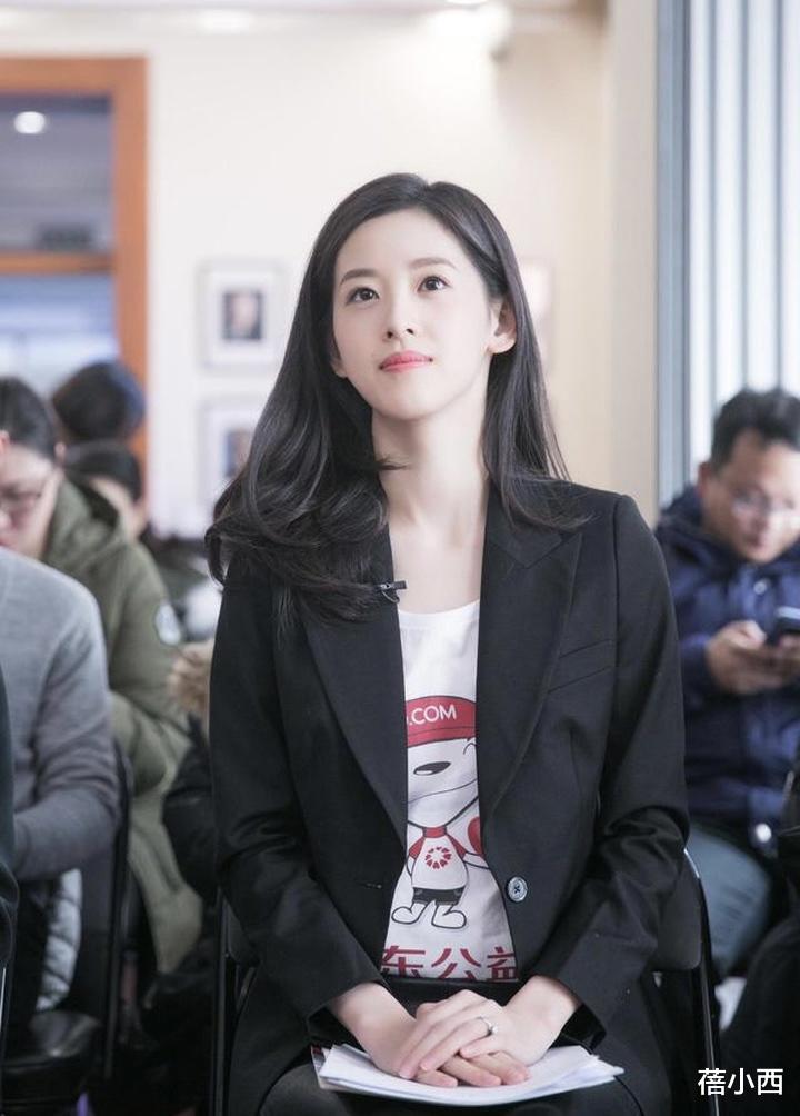 连体裤|有钱人都这么瘦吗?看章泽天穿挂脖连体裤快撑不起,不过挺时髦的