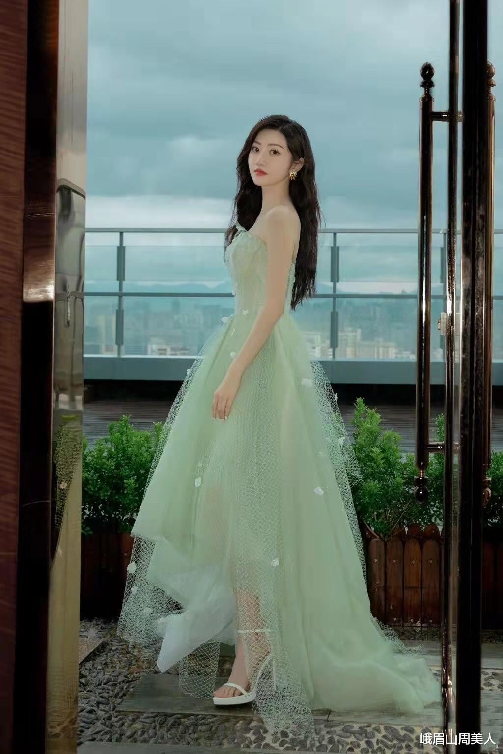 峨眉山周美人|景甜才是真“仙女姐姐”，穿薄荷绿纱裙美出新高度，看了让人心动