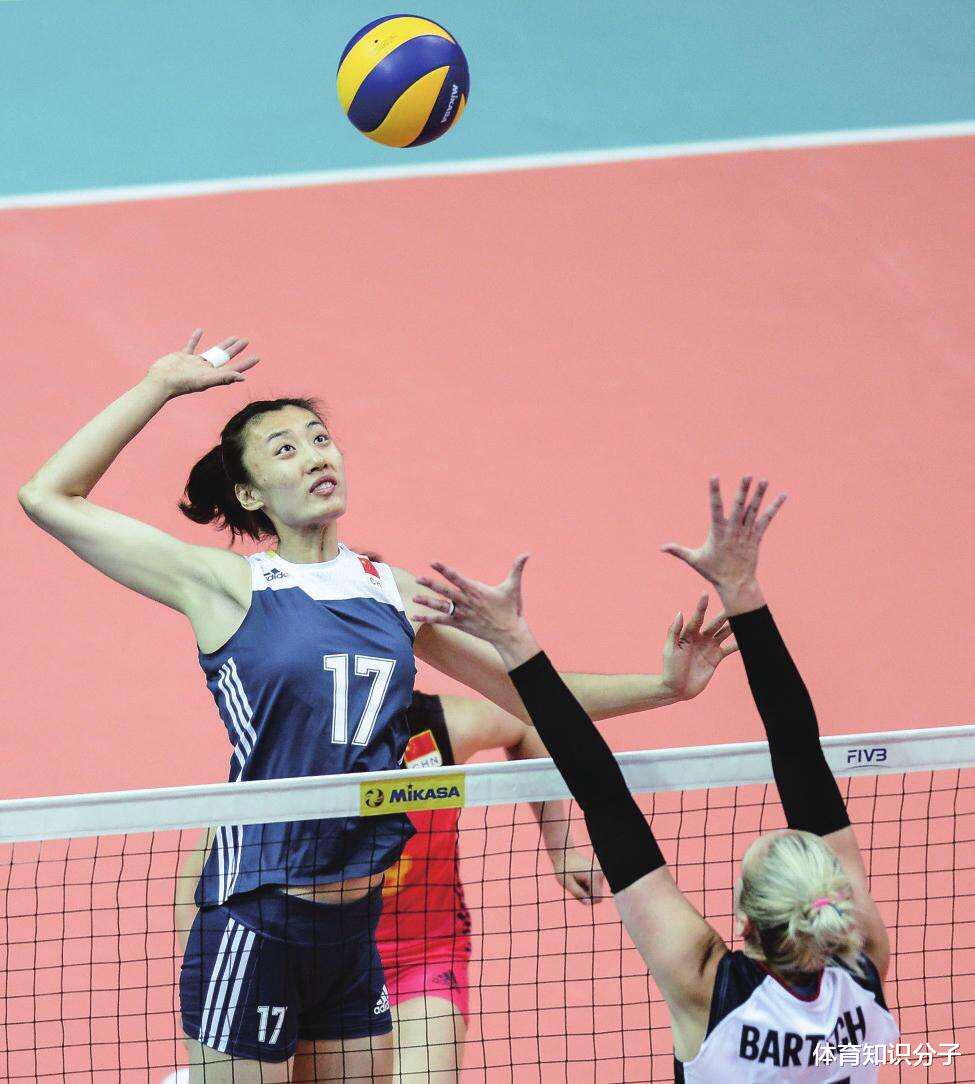 女排|对着空气扣球！女排副攻新星再制造尴尬场面，连续闹笑话打破底线