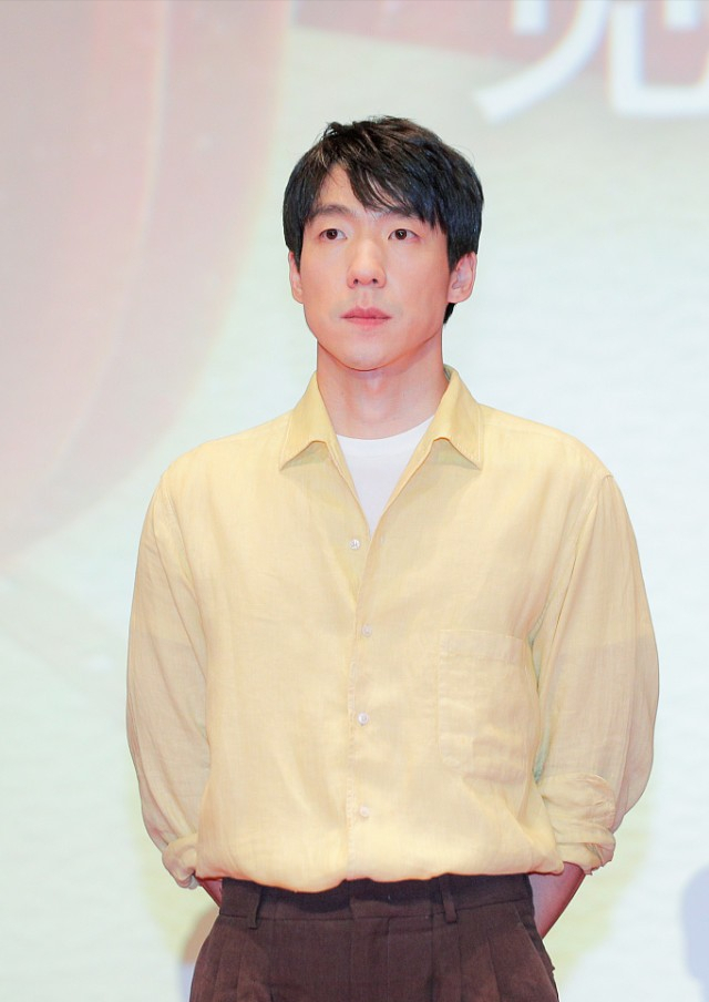 Lady变美日记|《扫黑风暴》的“孙兴”火了，私下穿暖黄色衬衫，看着干净又清爽