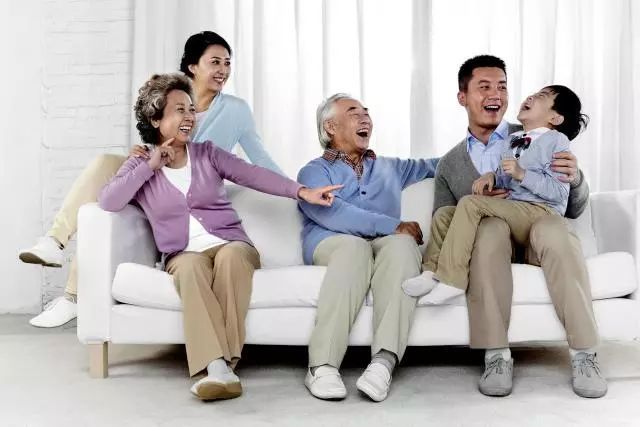 哑铃妈妈|孩子越优秀越容易“断根”？父母的风光只是表面的，他们内心很苦