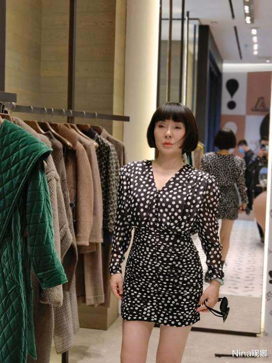 宋祖儿|53岁陈红真孝顺，穿真空西装配长裤重阳节为老人演出，娱乐圈少见