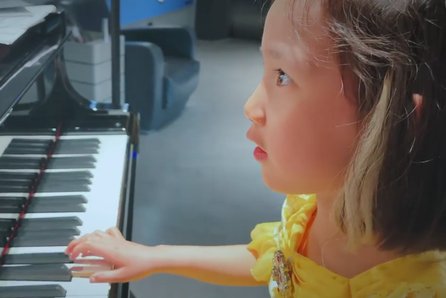 孙莉|孙莉7岁小女儿坐地上拍照！明亮大眼鼻梁高挺，穿姐姐旧鞋显节约