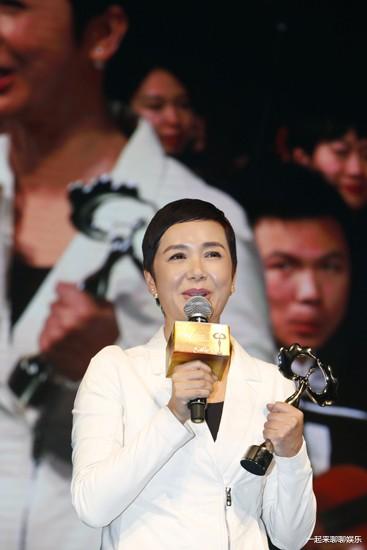 蒋雯丽|蒋雯丽：忍受丈夫出轨，跟小19岁黄轩传绯闻，她的报复你想象不到