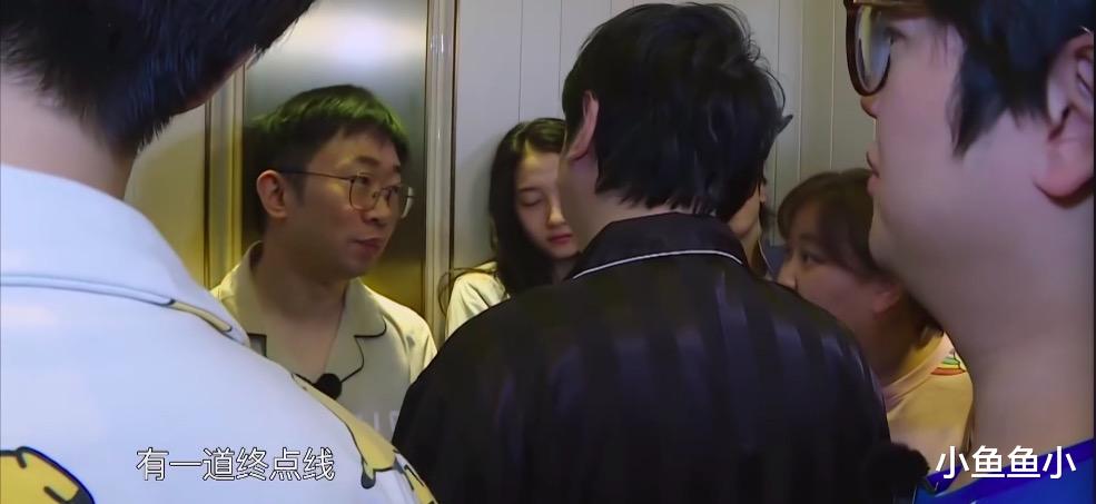 明星素颜|王牌家族全员素颜出镜，关晓彤睡姿接地气，电梯里动作太真实