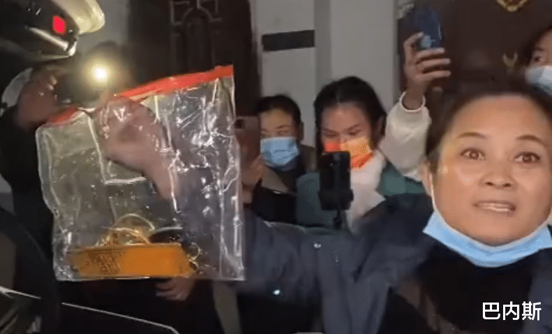 陈亚男|陈亚男妈妈连夜去朱家退彩礼，可表情却暴露目的，陈家人还是赢了