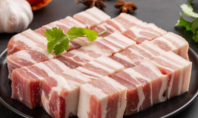 趁着猪肉降价多买点,保存切忌直接放冰箱,我这方法2个月都不坏